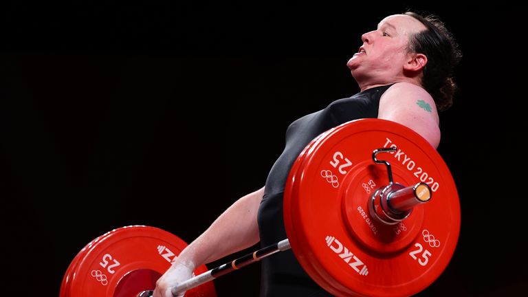 Jeux Olympiques de Tokyo 2020 - Haltérophilie - Femmes +87 kg - Groupe A - Forum international de Tokyo, Tokyo, Japon - 2 août 2021. Laurel Hubbard de Nouvelle-Zélande en action.  REUTERS/Edgard Garrido