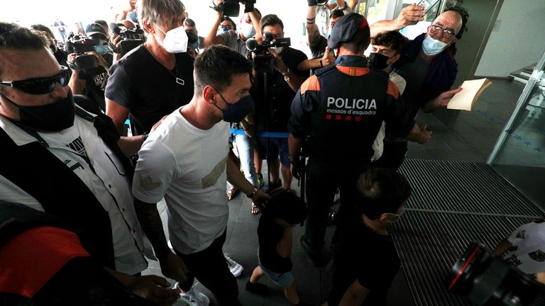 Lionel Messi arrive à l'aéroport Josep Tarradellas de Barcelone-El Prat