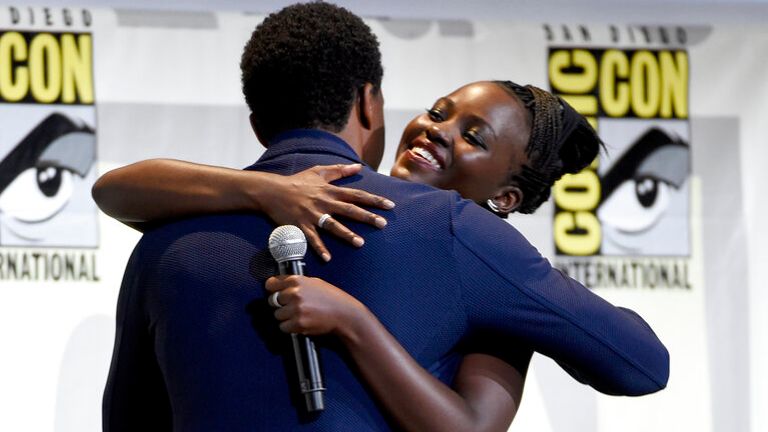 Chadwick Boseman memeluk Lupita Nyong'o di Comic-Con International 2016 Pic: AP 