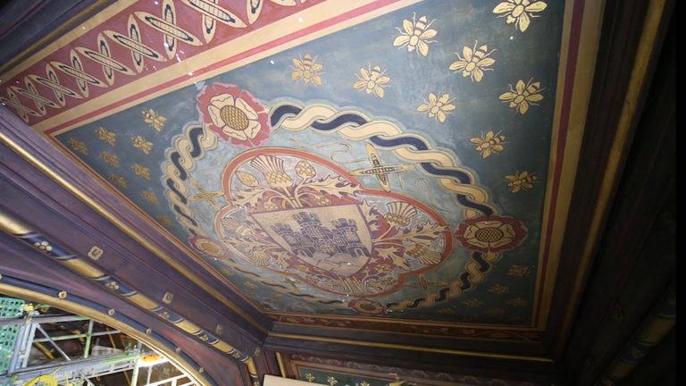 L'art, datant de 140 ans, épouse le plafond de la Grande Salle, mais les ouvriers ont découvert un tunnel souterrain en briques