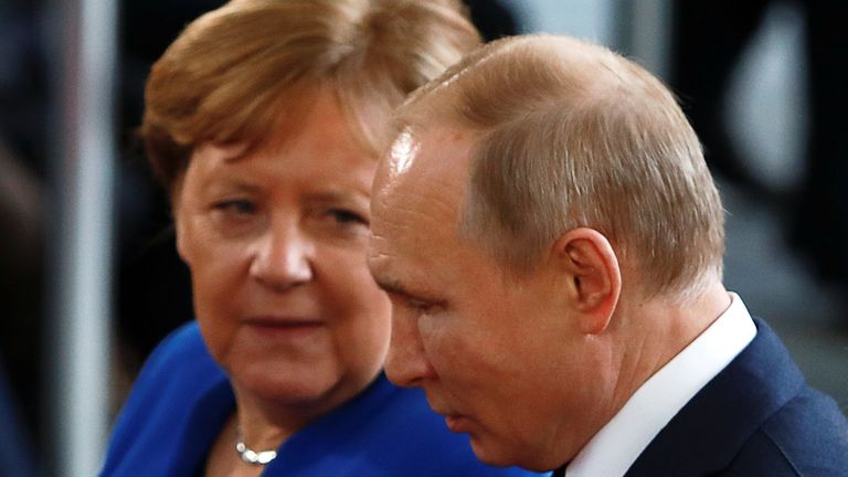 La chancelière allemande Angela Merkel s'entretient avec le président russe Vladimir Poutine à son arrivée pour le sommet libyen à Berlin, en Allemagne, le 19 janvier 2020. REUTERS/Michele Tantussi

