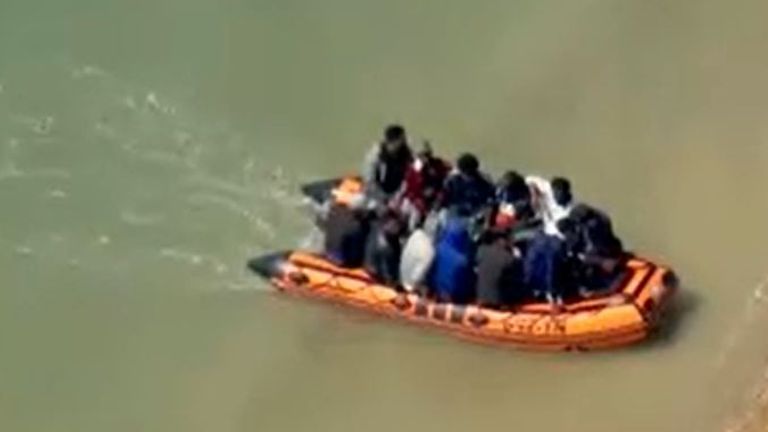 De nombreux migrants arrivent au Royaume-Uni après avoir traversé la Manche en bateau