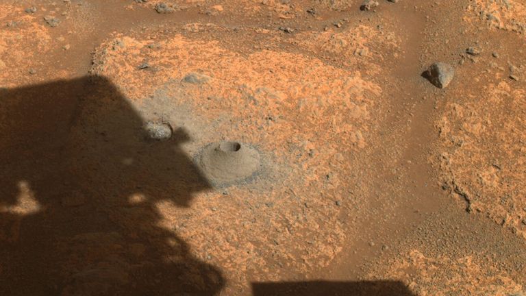 NASA'nın Perseverance gezgini tarafından 6 Ağustos 2021'de çekilen görüntüsü, keşif aracının ilk numune toplama girişimine hazırlık olarak bir Mars kayasında açılan deliği gösteriyor.  Kredi: NASA/JPL-Caltech.