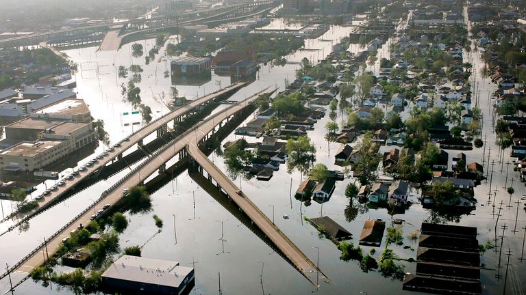 ハリケーンカトリーナが2005年に壊滅的な洪水を引き起こした後の水中のニューオーリンズ写真：AP写真/デビッドJ.フィリップ