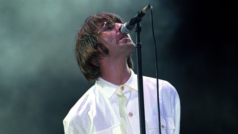Oasis Knebworth documentaire photo datée du 10/08/96 de Liam Gallagher jouant avec Oasis à Knebworth Park dans le Hertfordshire.  Intitulé Oasis Knebworth 1996, le long métrage fera ses débuts dans les cinémas du monde entier le jeudi 23 septembre. Date de sortie : mardi 13 juillet 2021.