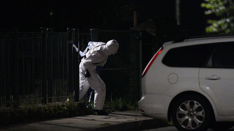 Un officier en costume médico-légal près du lieu d'un incident