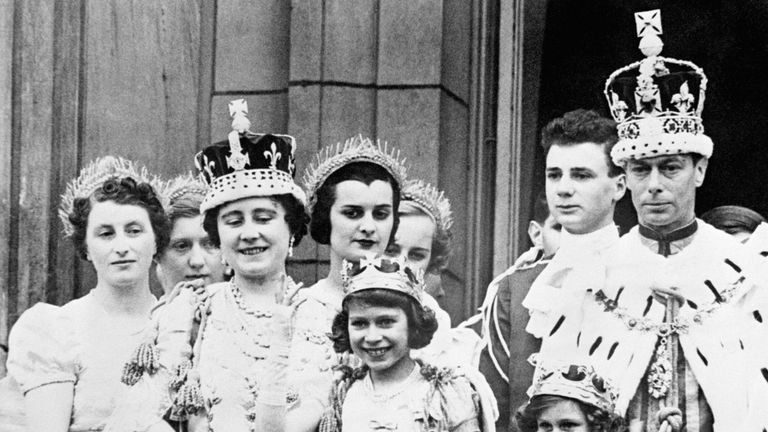 Elżbieta macha z Pałacu Buckingham po koronacji króla Jerzego VI w 1937 roku