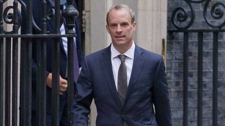 Dominic Raab, quittant Downing Street, dans le centre de Londres, à la suite d'une réunion, car il a rejeté les appels à quitter son poste de ministre des Affaires étrangères après que les dirigeants de l'opposition ont demandé qu'il soit limogé pour n'avoir pas appelé les traducteurs à fuir l'Afghanistan.  Photo date : jeudi 19 août 2021.