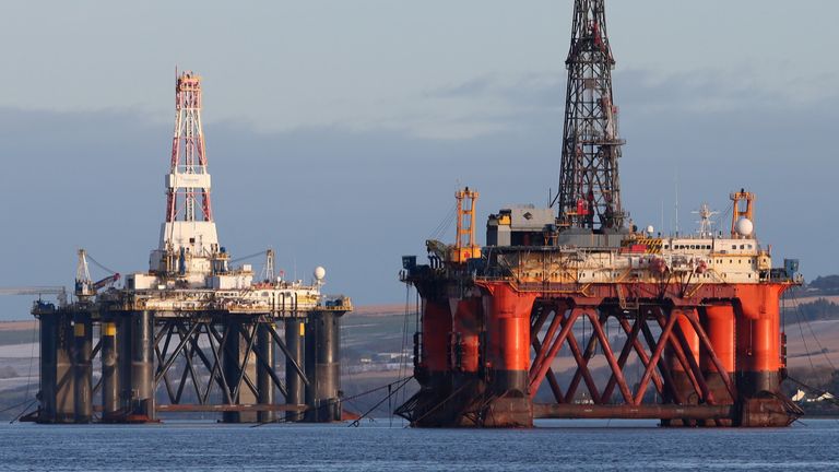 На Daily Climate Show спор о нефти в Северном море продолжается, и Шотландская партия зеленых заявляет, что новая добыча нефти и газа "  Крайне опасен". 