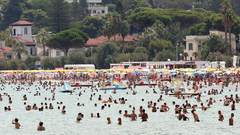 Les gens nagent dans la mer à Palerme, en Sicile, au milieu de la canicule méditerranéenne