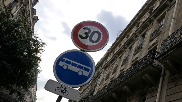 سيتم فرض حد أقصى للسرعة يبلغ 30 كم / ساعة في جميع شوارع العاصمة الفرنسية تقريبًا.  صورة AP