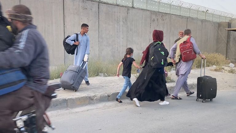 Des Afghans ont été vus marchant dans la capitale avec des valises 