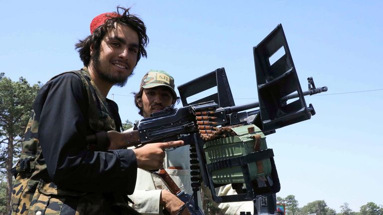 Les forces talibanes patrouillent samedi dans une rue d'Herat