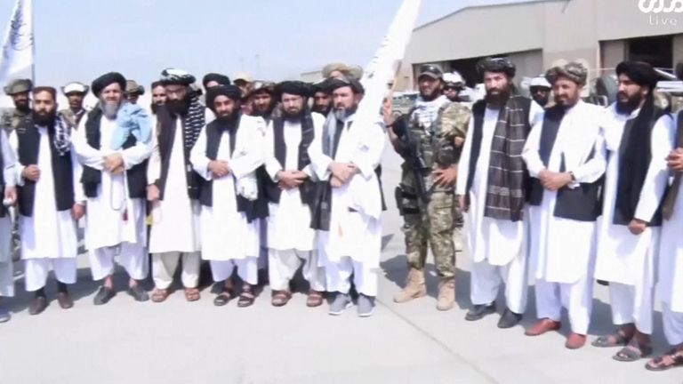 Taliban posant à l'aéroport de Kaboul.