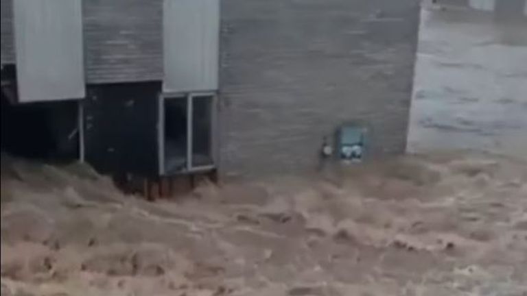 Flood water rips through apartments in Tennessee