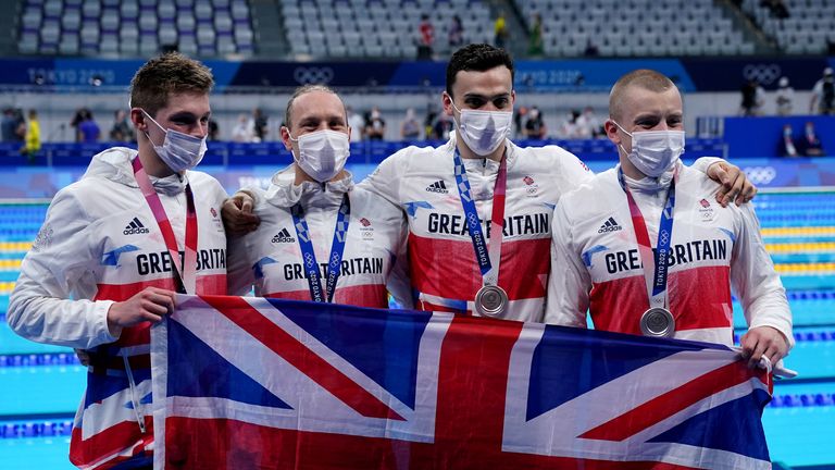 東京2020オリンピック9日目イギリス（左から右へ）ダンカンスコット、ルークグリーンバンク、ジェームスジェイ、アダムペティ、東京オリンピック2020の9日目に東京アクアティクスセンターで男子4x100mメドレーリレーで銀メダルを獲得した後日本で。 写真撮影日：2021年8月1日（日）。