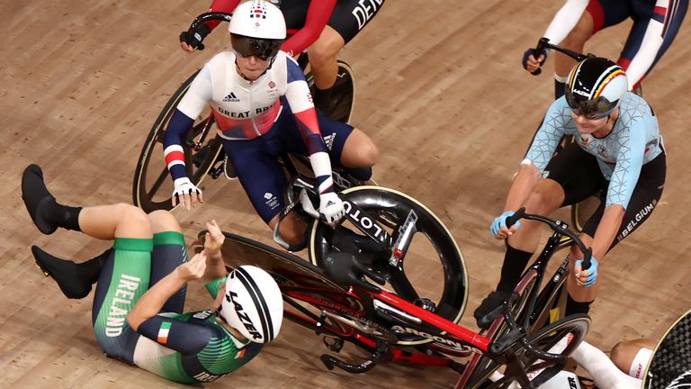 Laura Kenny had a disappointing start to the women&#39;s omnium after she was involved in a crash in the first race and being eliminated early in the third