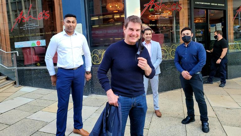 Tom Cruise visita un restaurante indio en Birmingham 