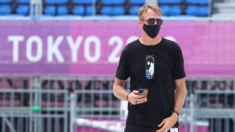 Tony Hawk s'est envolé pour Tokyo pour encourager les concurrents après que le skate est devenu un sport olympique pour la première fois