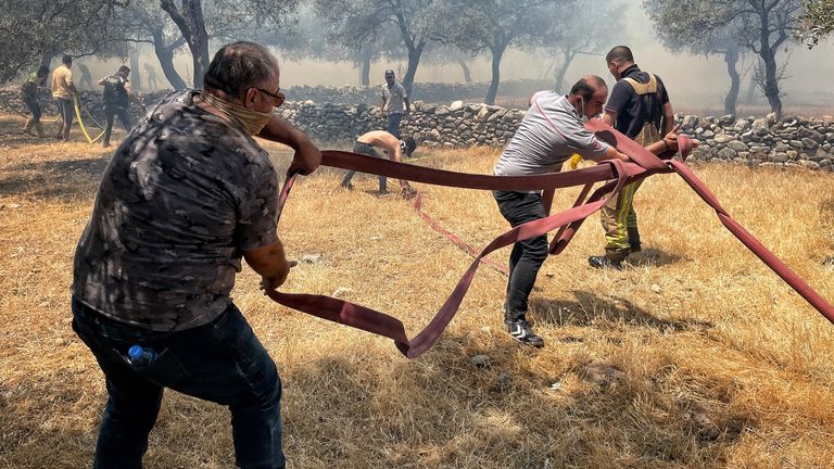 Los lugareños y los voluntarios luchan para salvar Çökertme.