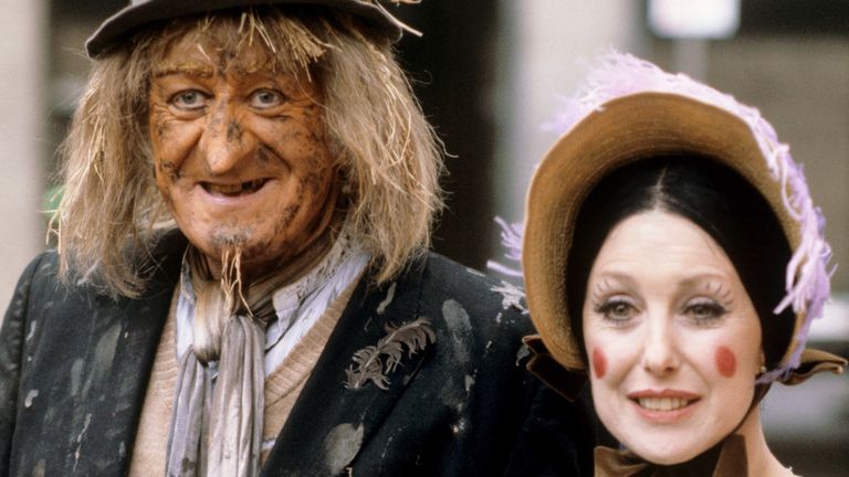 Una Stubbs as Aunt Sally alongside Jon Pertwee as Worzel Gummidge