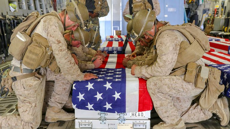 L'attentat suicide de l'EIIS-K à l'aéroport a tué 13 militaires américains et des dizaines de civils.  Photo : AP