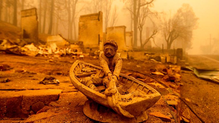 Un ornement repose devant une maison de Greenville détruite par l'incendie de Dixie dans le comté de Plumas, en Californie, le vendredi 6 août 2021. (AP Photo/Noah Berger)