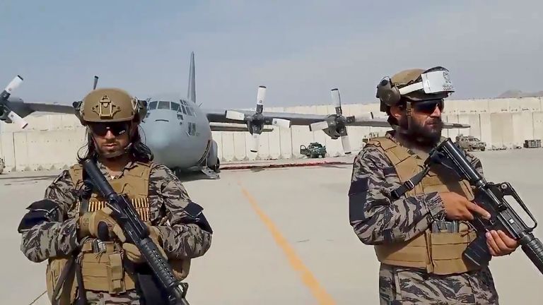 A Badri 313 katonai egység tagjai őrködnek, miközben Zabihullah Mujahid tálib szóvivő elmondja észrevételeit a kabuli repülőtéren.  Kép: Taliban/Reuters