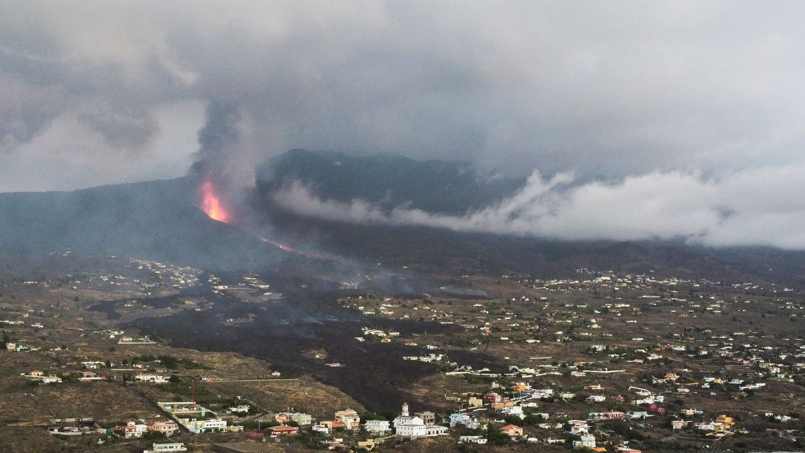 La Palma volcano eruption Thousands of people evacuated with many