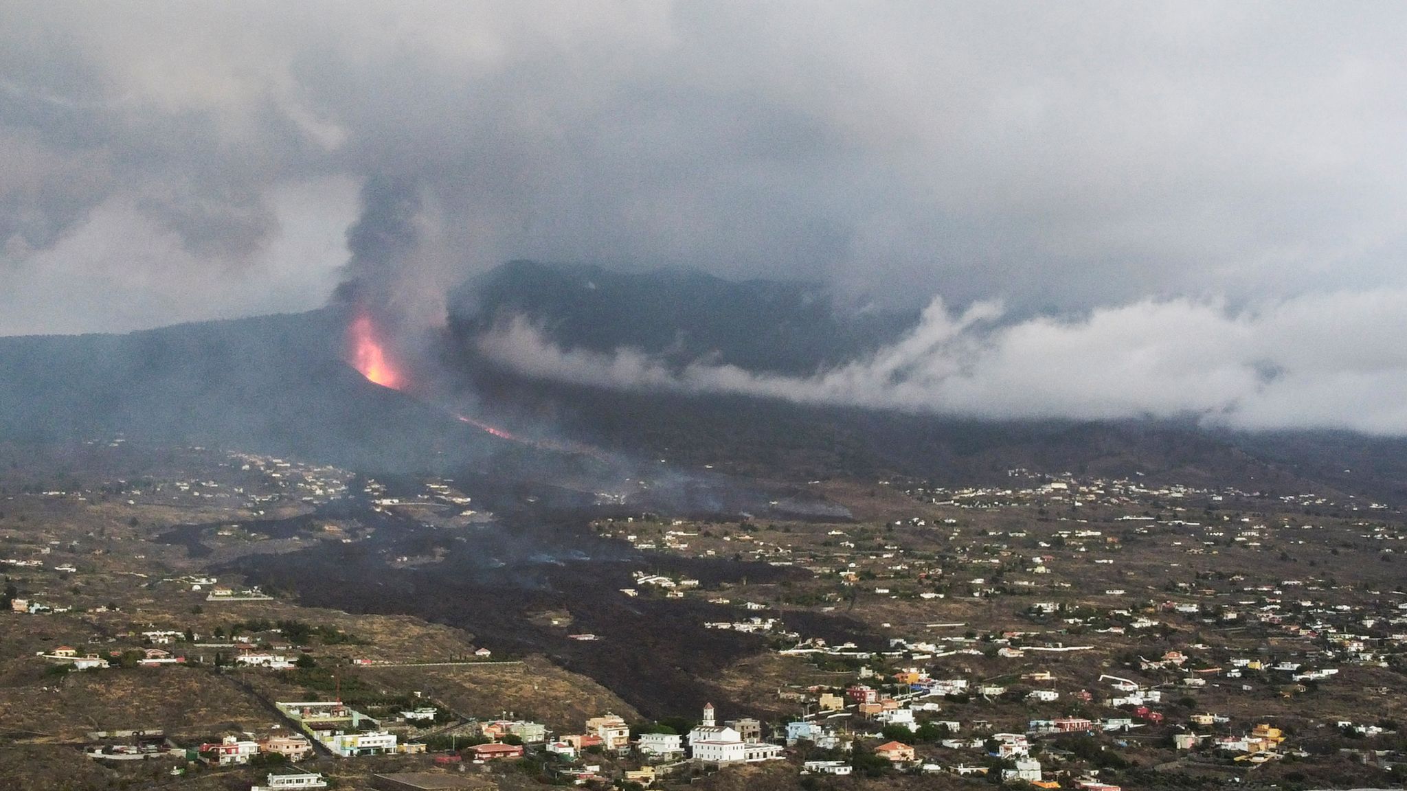 La Palma volcano eruption Thousands of people evacuated with many