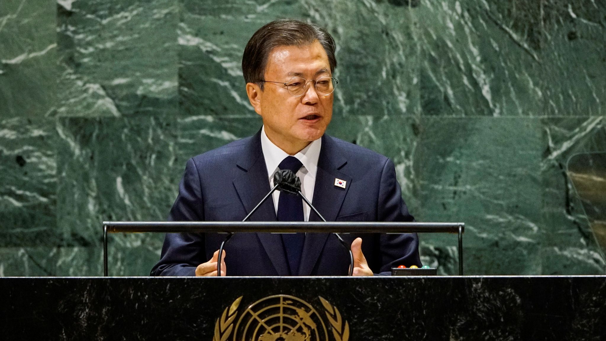 South Korea President Moon Jaein says 'time has come' to consider dog(01)
