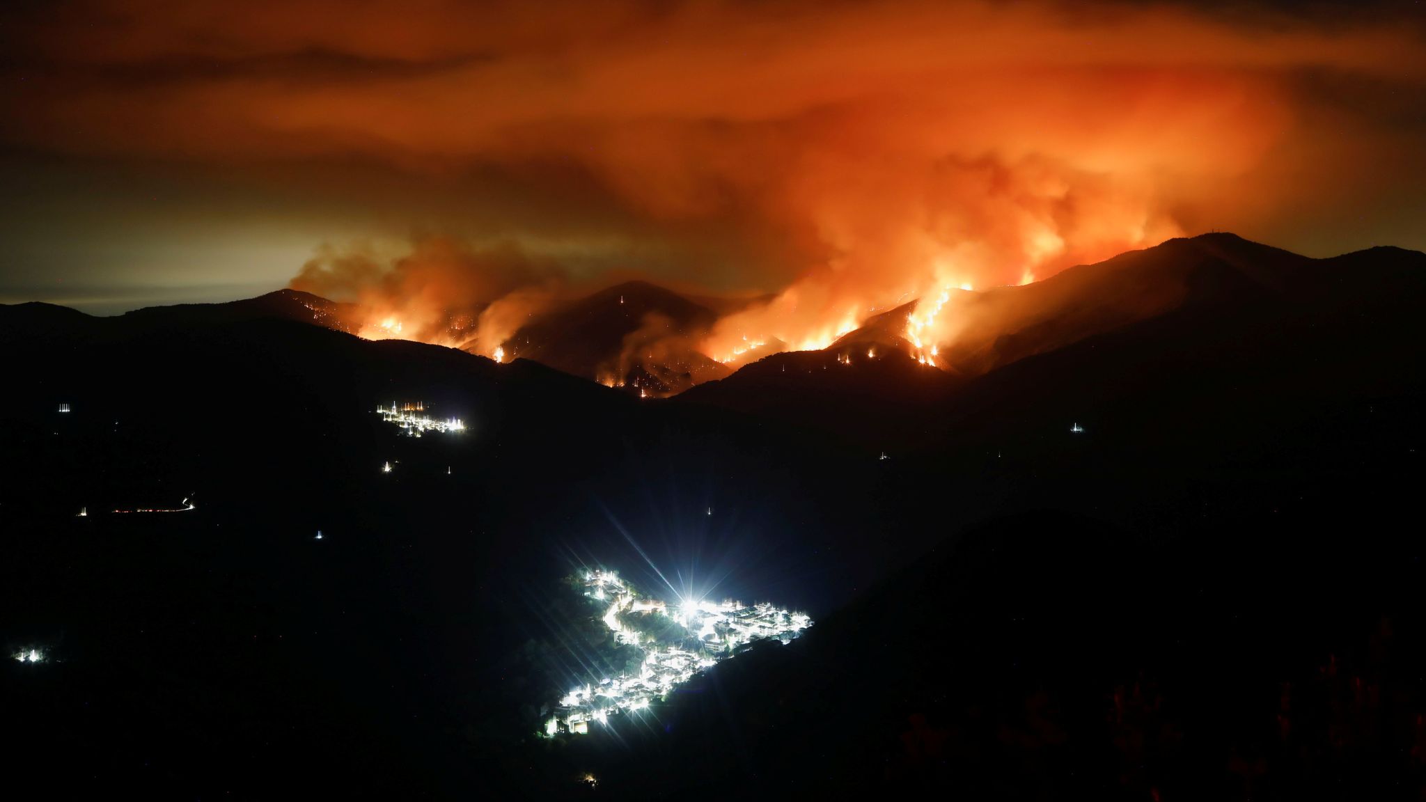 Spain wildfire More towns evacuated on Costa del Sol as soldiers