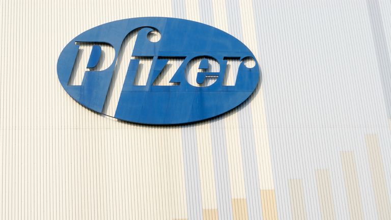 Karlsruhe, Allemagne - 5 mars 2011 : logo Pfizer sur un magasin de viagra en Allemagne.  Pfizer Inc. est l'une des plus grandes sociétés pharmaceutiques au monde.  La société a été fondée en 1849. C'est le logo sur un grand magasin de comprimés anti-impuissance viagra à Karlsruhe / Allemagne.  Le Viagra est célèbre dans le monde entier car il est contre l'impuissance et les problèmes de puissance.