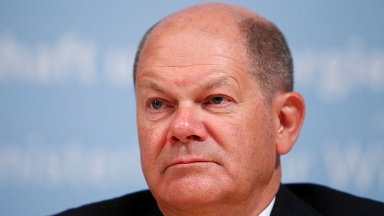 Le ministre allemand des Finances, Olaf Scholz, assiste à une conférence de presse après que la chancelière Angela Merkel et les premiers ministres des États aient conclu un accord avec les régions les plus touchées par la sortie prévue du lignite, à Berlin, en Allemagne, le 16 janvier 2020. REUTERS/Michele Tantussi