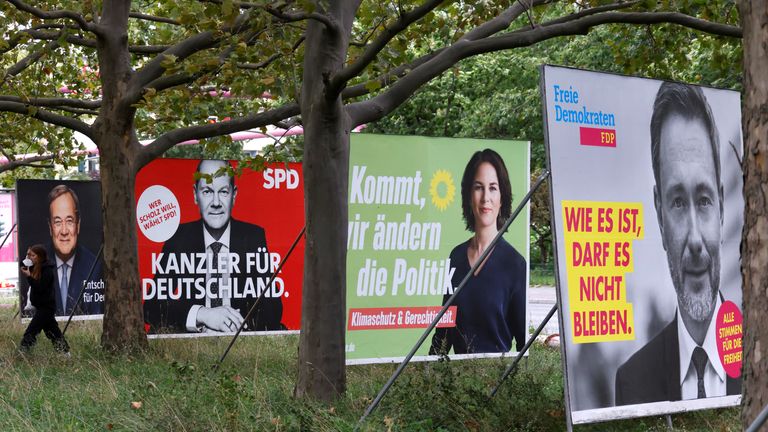 Affiches électorales des meilleurs candidats allemands à la chancelier, Armin Laschet, du Premier ministre de la Rhénanie du Nord-Westphalie et chef de l'Union chrétienne-démocrate (CDU), Olaf Scholz, ministre allemand des Finances du Parti social-démocrate (SPD) , Annalena Baerbock, co-chef du Parti vert allemand et Christian Lindner, chef du Parti libre-démocrate d'Allemagne (FDP) sont photographiés, à Berlin, en Allemagne, le 16 septembre 2021. REUTERS/Fabrizio Bensch