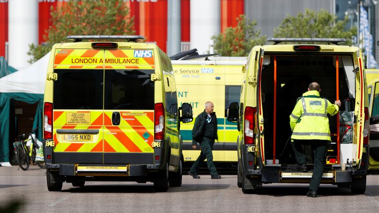 Une vue générale des ambulances et du personnel à l'extérieur de l'hôpital NHS Nightingale de l'Excel Centre, à la suite de l'épidémie de la maladie à coronavirus (COVID-19), Londres, Grande-Bretagne, le 5 mai 2020. REUTERS/John Sibley