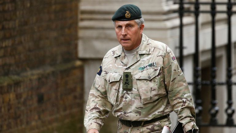 ژنرال ارتش بریتانیا سر نیک کارتر برای پاسخ به واکنش دولت به همه‌گیری ویروس کرونا در خیابان داونینگ لندن، بریتانیا، 12 مارس 2020 وارد جلسه می‌شود. رویترز / هنری نیکولز