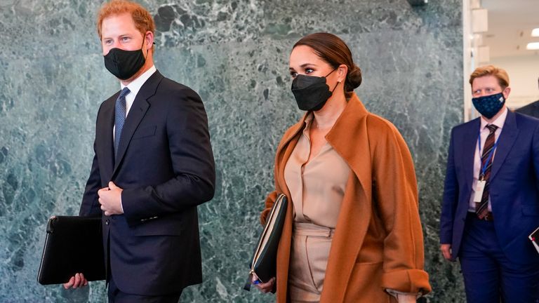 Le prince Harry et Meghan, le duc et la duchesse de Sussex sont escortés alors qu'ils quittent le siège des Nations Unies après une visite lors de la 76e session de l'Assemblée générale des Nations Unies, le samedi 25 septembre 2021. (AP Photo/Mary Altaffer)