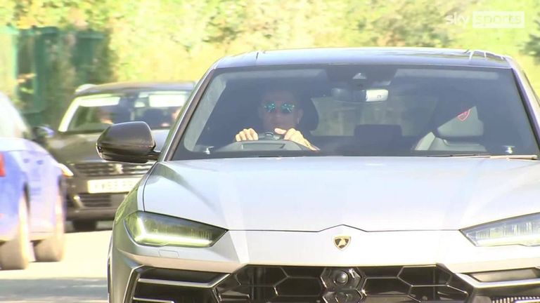 Ronaldo gives thumbs up arriving for United training