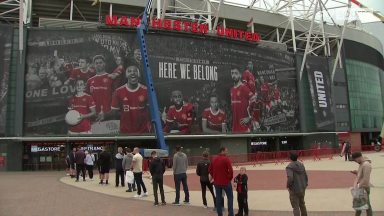 United fans queue for Ronaldo shirts