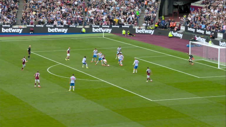 De Gea saves from Bowen
