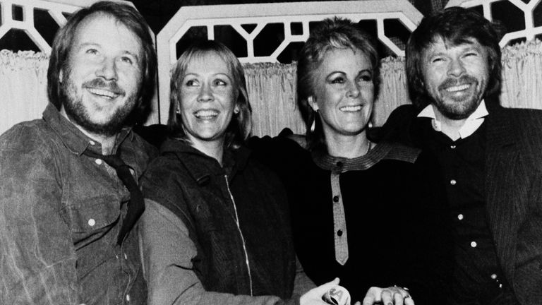   5 नवंबर, 1982 की इस फाइल फोटो में, स्वीडिश पॉप समूह एबीबीए को लंदन के डोरचेस्टर होटल में चित्रित किया गया है, बाएं से: बेनी एंडरसन, एग्नेथा फाल्ट्सकोग, एनी-फ्रिड लिंगस्टेड और ब्योर्न उलवायस।