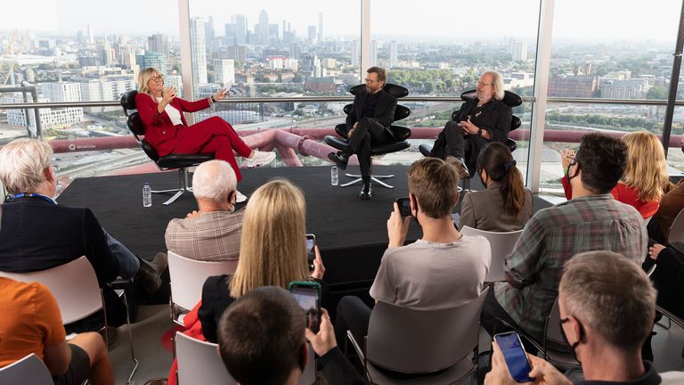 2021: El momento que los fanáticos de ABBA estaban esperando: en el Olympic Park en East London, Benny y Bjorn hablan con Zoe Ball sobre la nueva música y el espectáculo escénico de la banda.  Foto: Sue Más