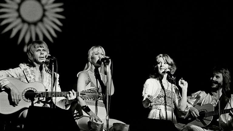 1977: En el apogeo de su popularidad, ABBA realizó una gira por todo el mundo, aquí en febrero de 1977 en Manchester.  Imagen: Andre Sillock / Shutterstock