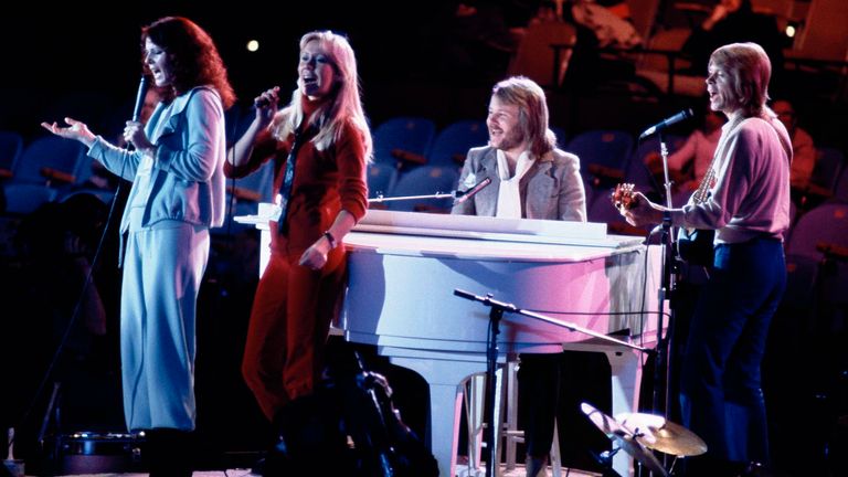 अब्बा संयुक्त राष्ट्र महासभा में प्रदर्शन करते हुए, मंगलवार शाम, 9 जनवरी, 1979 को न्यूयॉर्क में एनबीसी-टीवी स्पेशल के टेपिंग के दौरान, "यूनिसेफ संगीत कार्यक्रम के लिए संगीत।"  (एपी फोटो / रॉन फ्रीम)