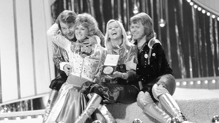 En esta fotografía de archivo del 6 de abril de 1974, el grupo de pop sueco ABBA celebra el Festival de la Canción de Eurovisión de 1974 con su canción Waterloo en el escenario de Brighton Dome en el Reino Unido.