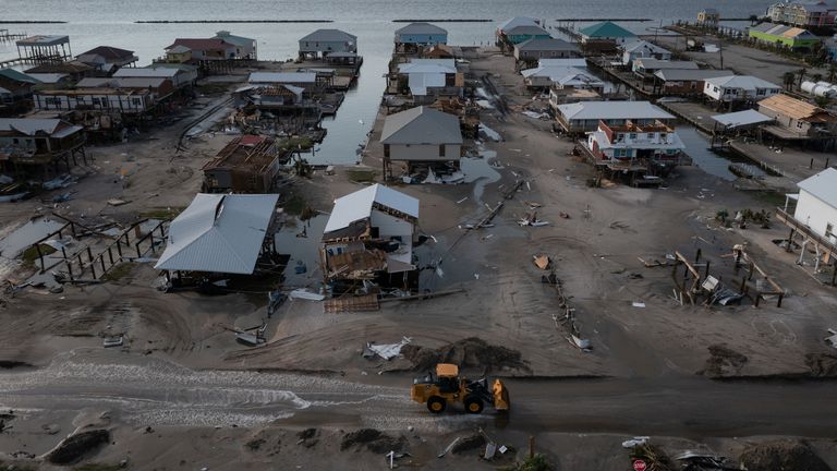 Дома и предприятия повреждены в результате урагана Ида, когда ураган 4-й категории опустошил город и барьерный остров Гранд-Айл, штат Луизиана.