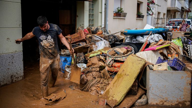 Seorang pria membersihkan lumpur setelah banjir di kota tepi laut Alcanar, timur laut Spanyol, Kamis, 2 September 2021 PIC: AP