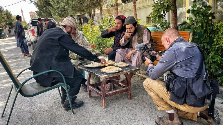 Un groupe de talibans partageant un repas