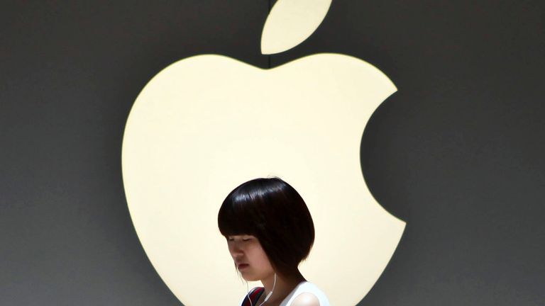 Ein Mädchen geht am Montag, 2. Juli 2012, vor einem Apple Store in Shanghai, China, am Apple-Logo vorbei. Apple hat 60 Millionen Dollar gezahlt, um einen Streit in China über den Besitz des iPad-Namens beizulegen, sagte ein Gericht am Montag und beseitigte damit ein potenzielles Hindernis zu den Verkäufen seiner beliebten Tablet-Computer auf dem chinesischen Hauptmarkt.  (AP Photo) China draußen